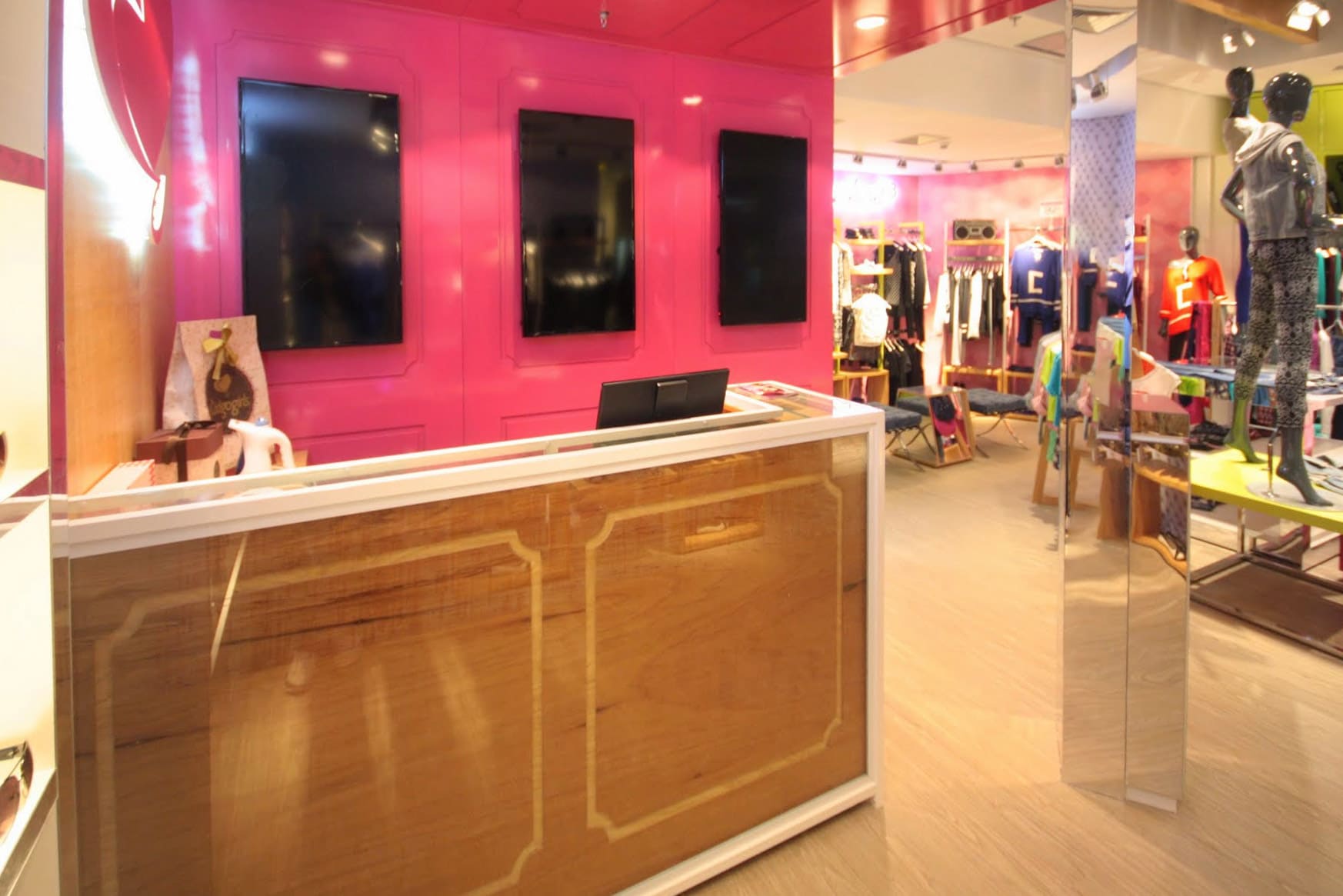 Arquitetura de interior  (caixas) de Loja de Moda Feminina Teen, Código Girls.
