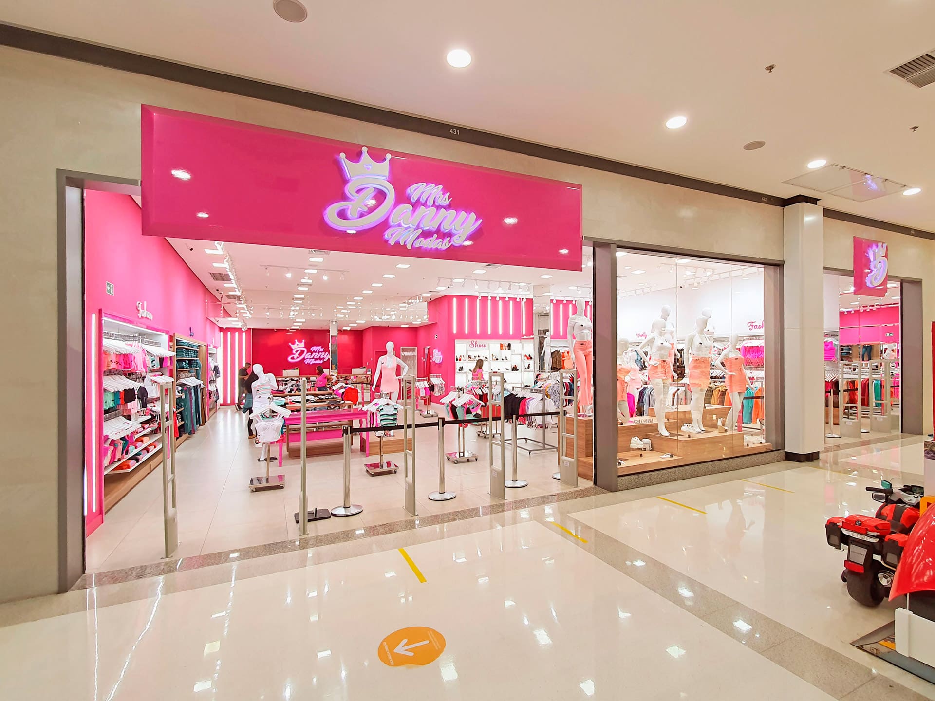 Fachada, arquitetura de loja de moda feminina jovem, roupas e acessórios, Mrs Danny Modas