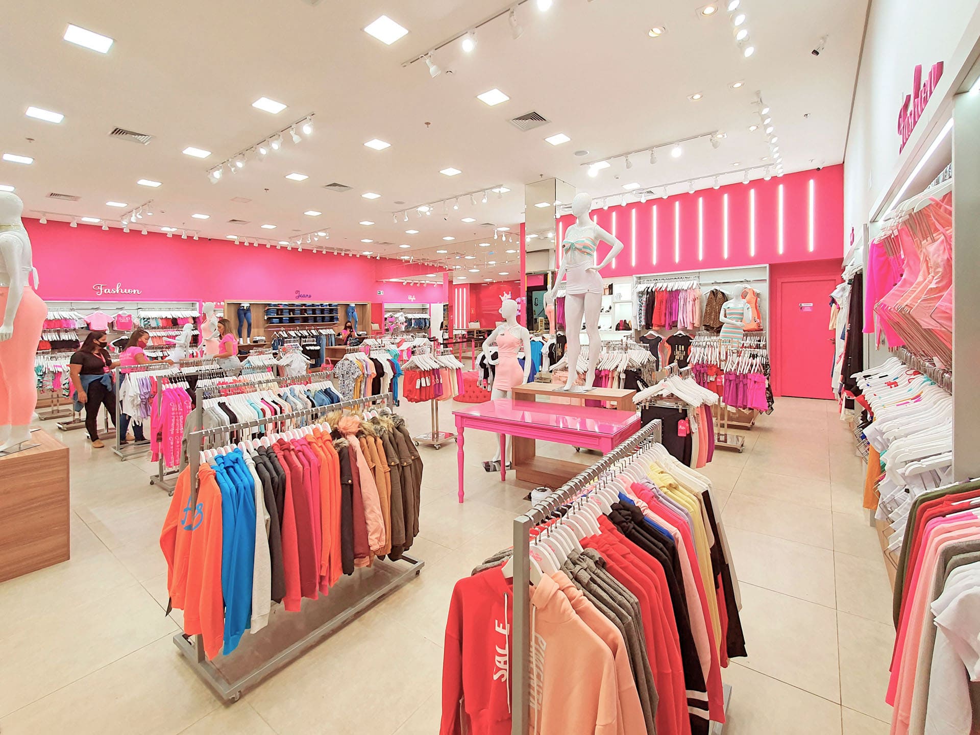 Arquitetura de interior de loja de moda feminina jovem, roupas e acessórios, Mrs Danny Modas.