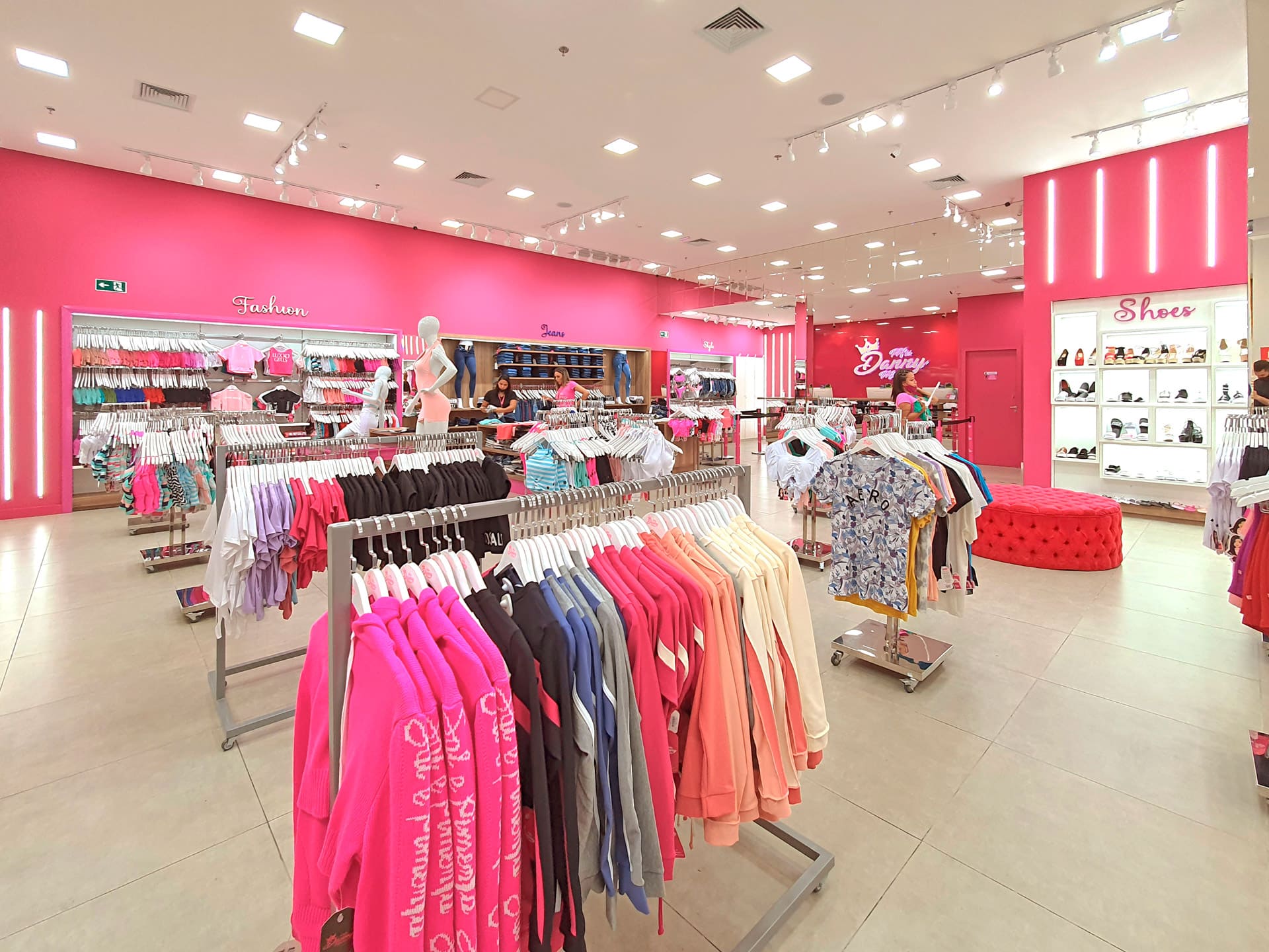 Arquitetura de interior de loja de moda feminina jovem, roupas e acessórios, Mrs Danny Modas.