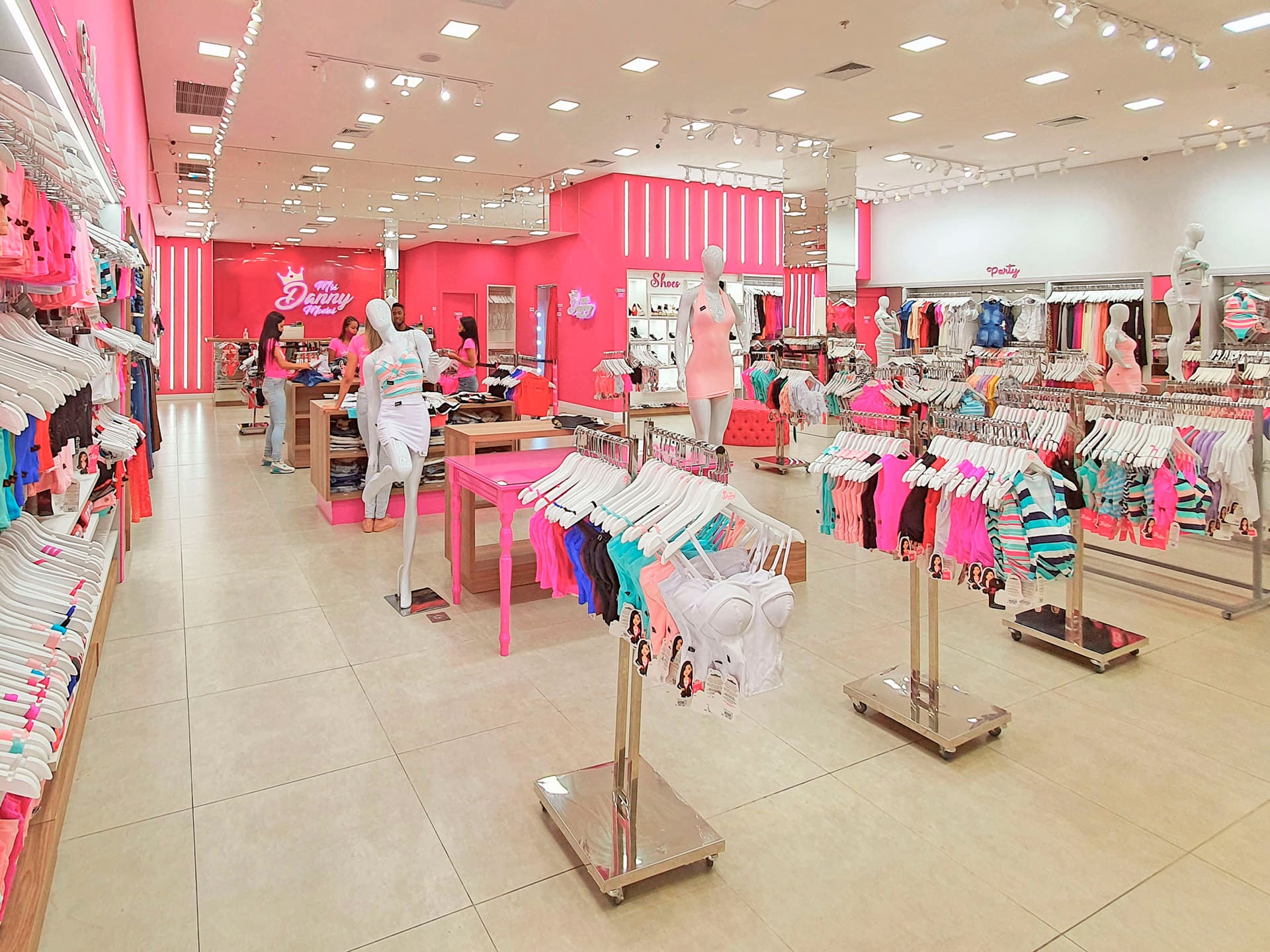 Arquitetura de interior de loja de moda feminina jovem, roupas e acessórios, Mrs Danny Modas.