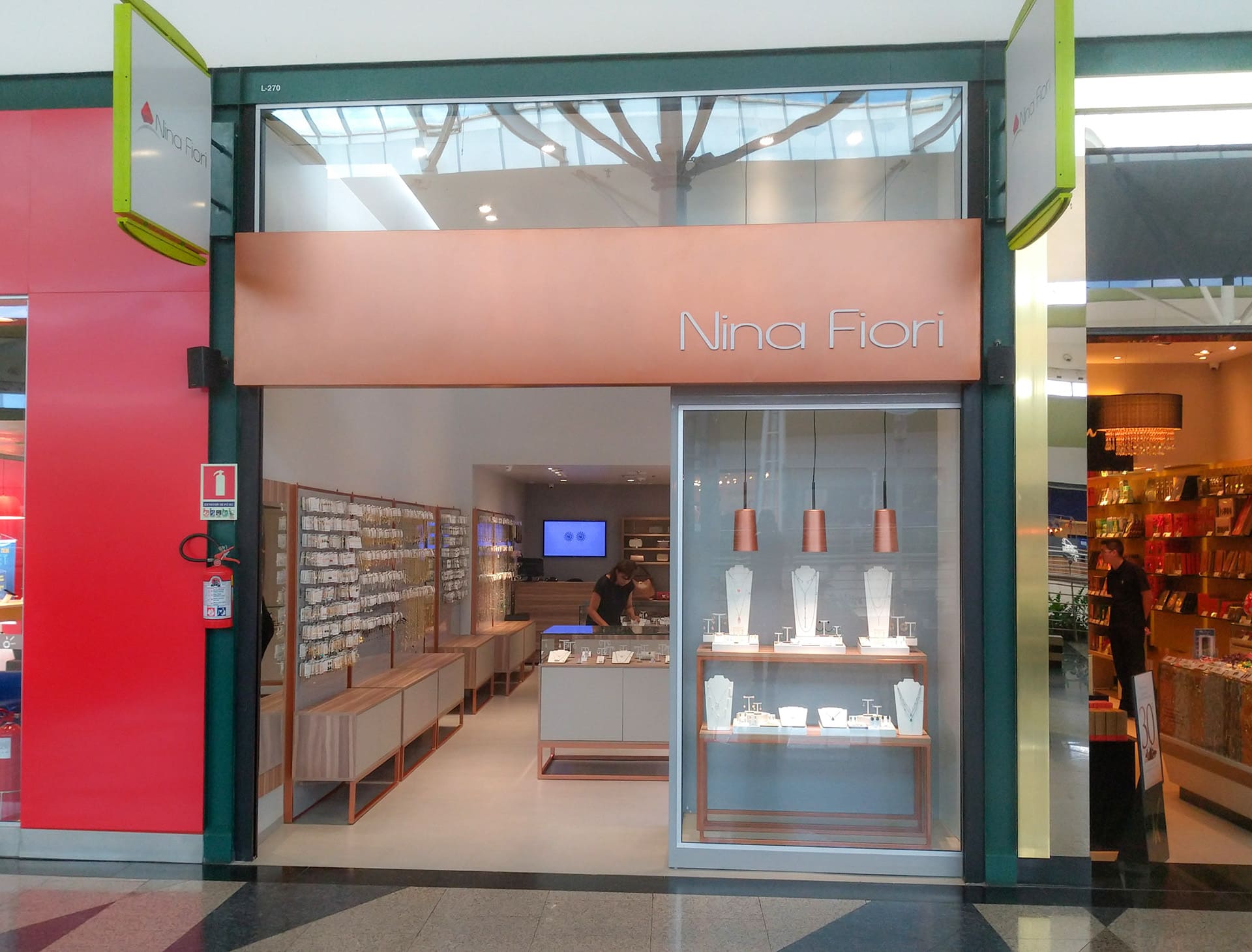 Vitrine de Loja de bijuterias e bolsas. Nina Fiori.